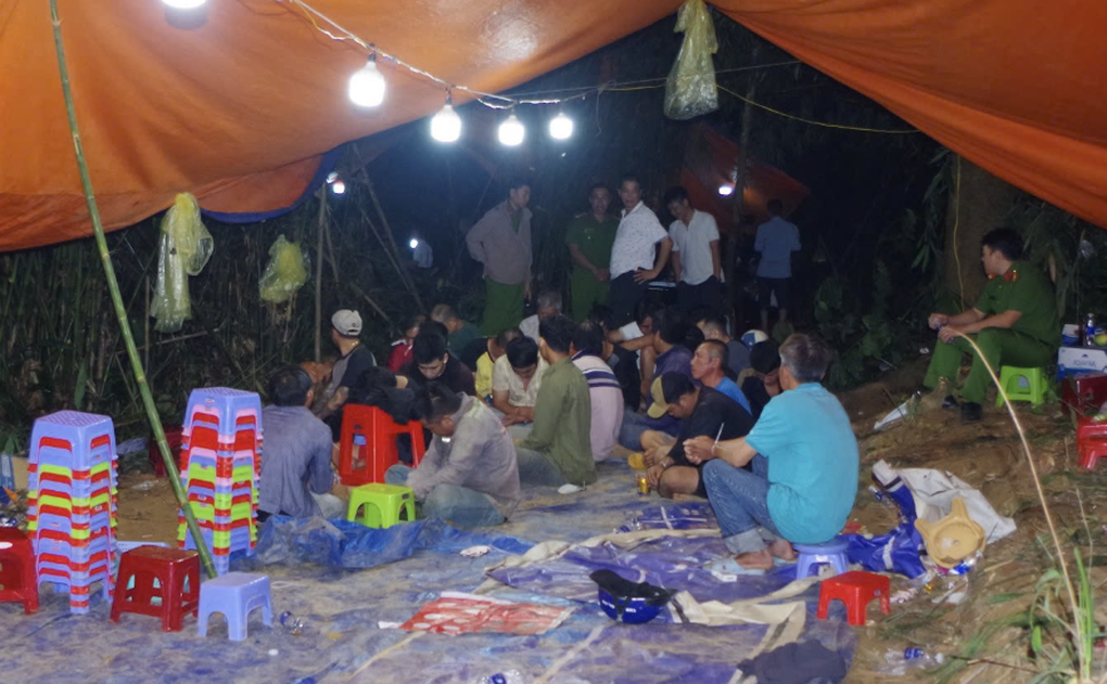 Công an đột kích sòng bạc ở rừng tre trong đêm, tạm giữ 40 ô tô, xe máy - 1 Công an đột kích sòng bạc ở rừng tre trong đêm, tạm giữ 40 ô tô, xe máy - 1
