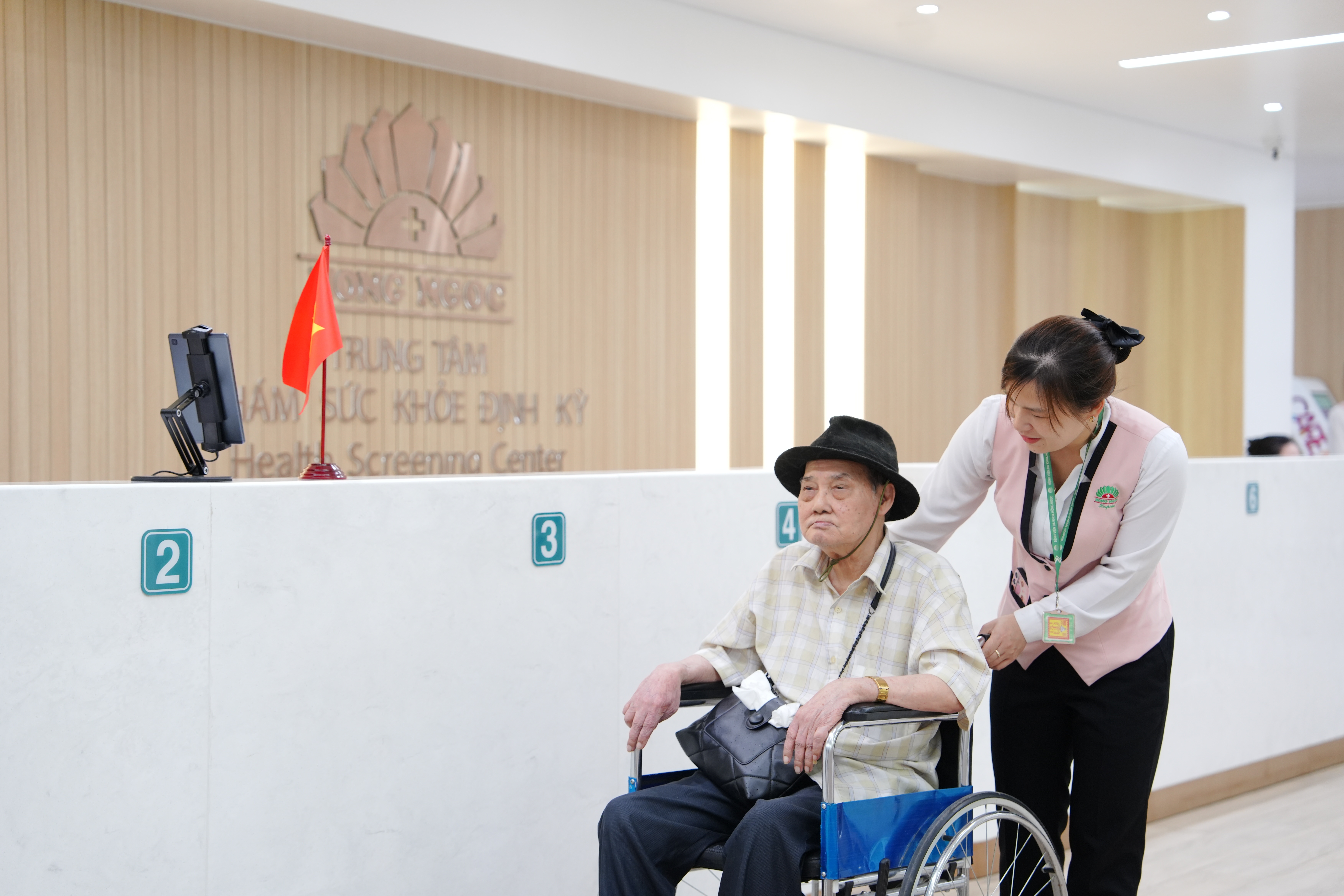 Bệnh viện Hồng Ngọc tiên phong chăm sóc sức khỏe người cao tuổi - 2