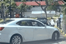 Hài hước tình huống chiếc Toyota "bỏ chạy" khỏi nữ chủ nhân