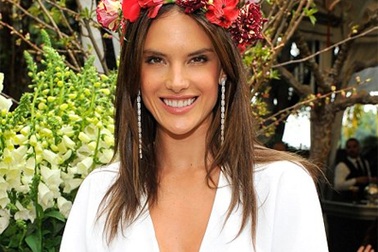 Alessandra Ambrosio điệu đà dự tiệc