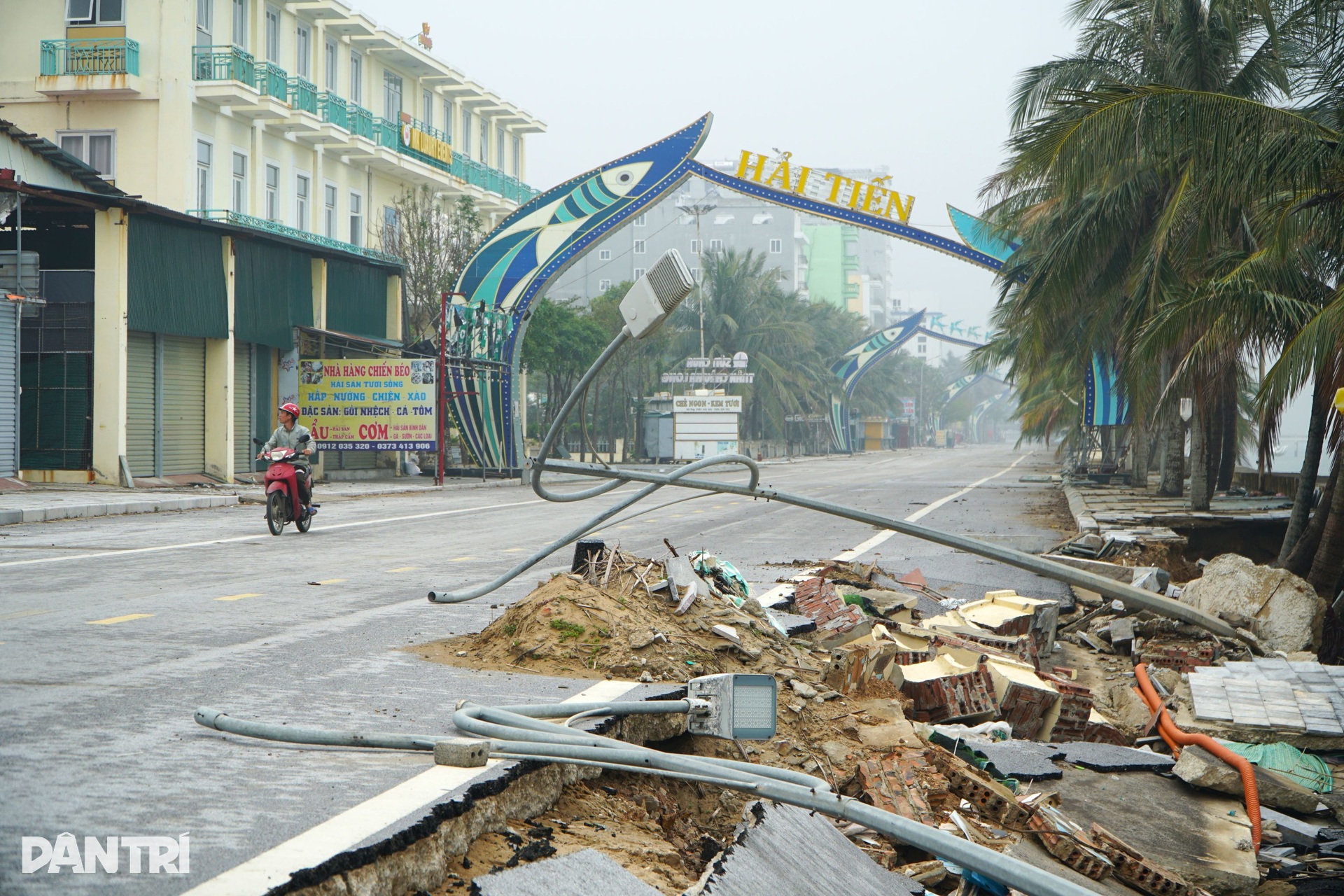 Bàn tay trên biển ngả nghiêng, bờ kè khu du lịch bị xé toang - 3 Bàn tay trên biển ngả nghiêng, bờ kè khu du lịch bị xé toang - 3