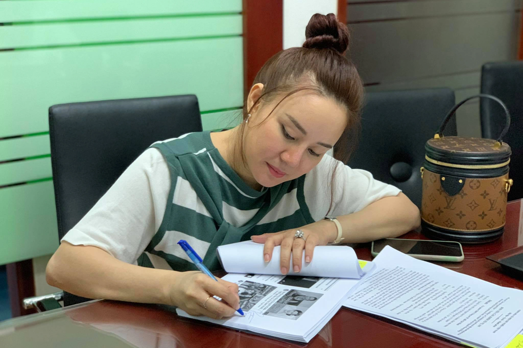 Ca sĩ Vy Oanh, nhà báo Hàn Ni đề nghị khởi tố người giúp sức bà Phương Hằng - 1 Ca sĩ Vy Oanh, nhà báo Hàn Ni đề nghị khởi tố người giúp sức bà Phương Hằng - 1