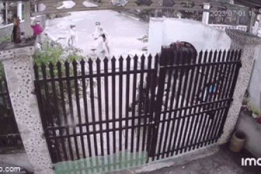 Nhóm người lạ "khủng bố" nhà dân bằng gạch đá và chất bẩn