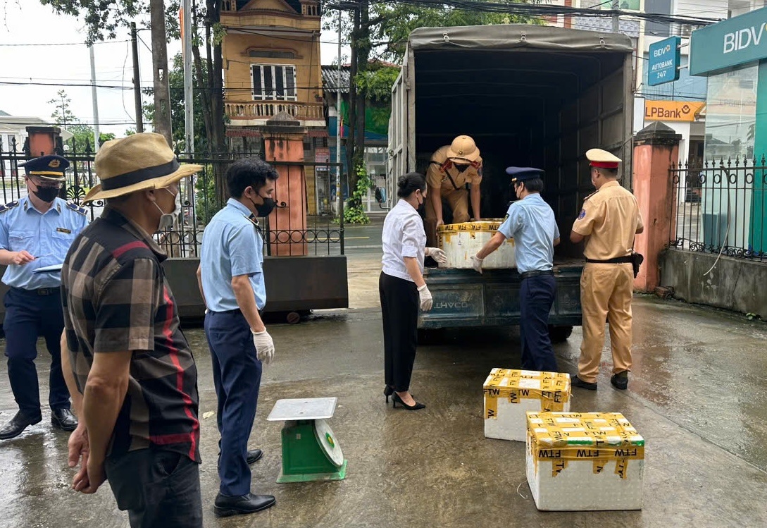 Chở hơn 1 tạ nội tạng trâu, bò bốc mùi đi bán cho các quán ăn - 1