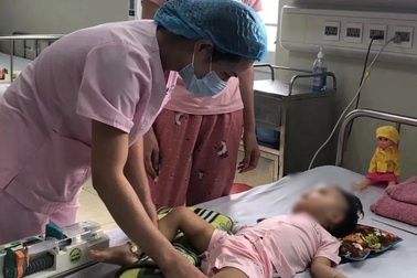 Ám ảnh những trẻ bỗng dưng vận động yếu, hạn chế nhận thức chỉ sau một cơn sốt