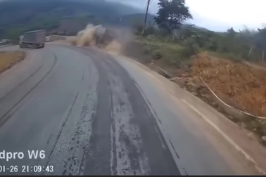 Xe tải kéo theo rơ-moóc lật nghiêng vì không giảm tốc độ khi vào cua