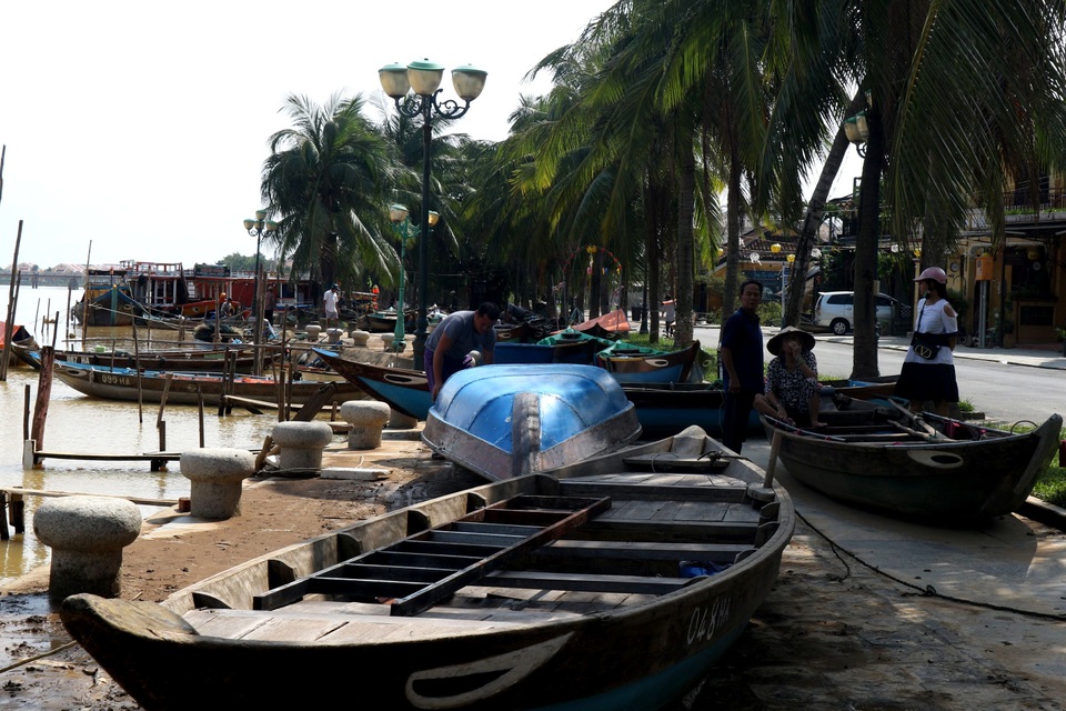 Người dân Quảng Nam hối hả chằng chống nhà “đón” bão - 7 Người dân Quảng Nam hối hả chằng chống nhà “đón” bão - 7