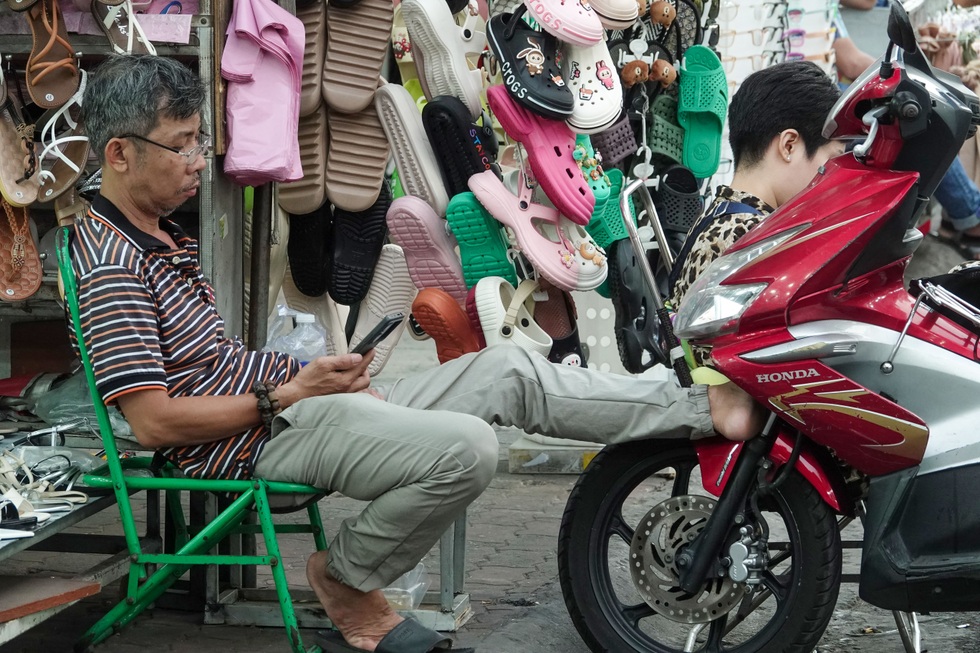 Thế tiến thoái lưỡng nan của tiểu thương chợ truyền thống - 1