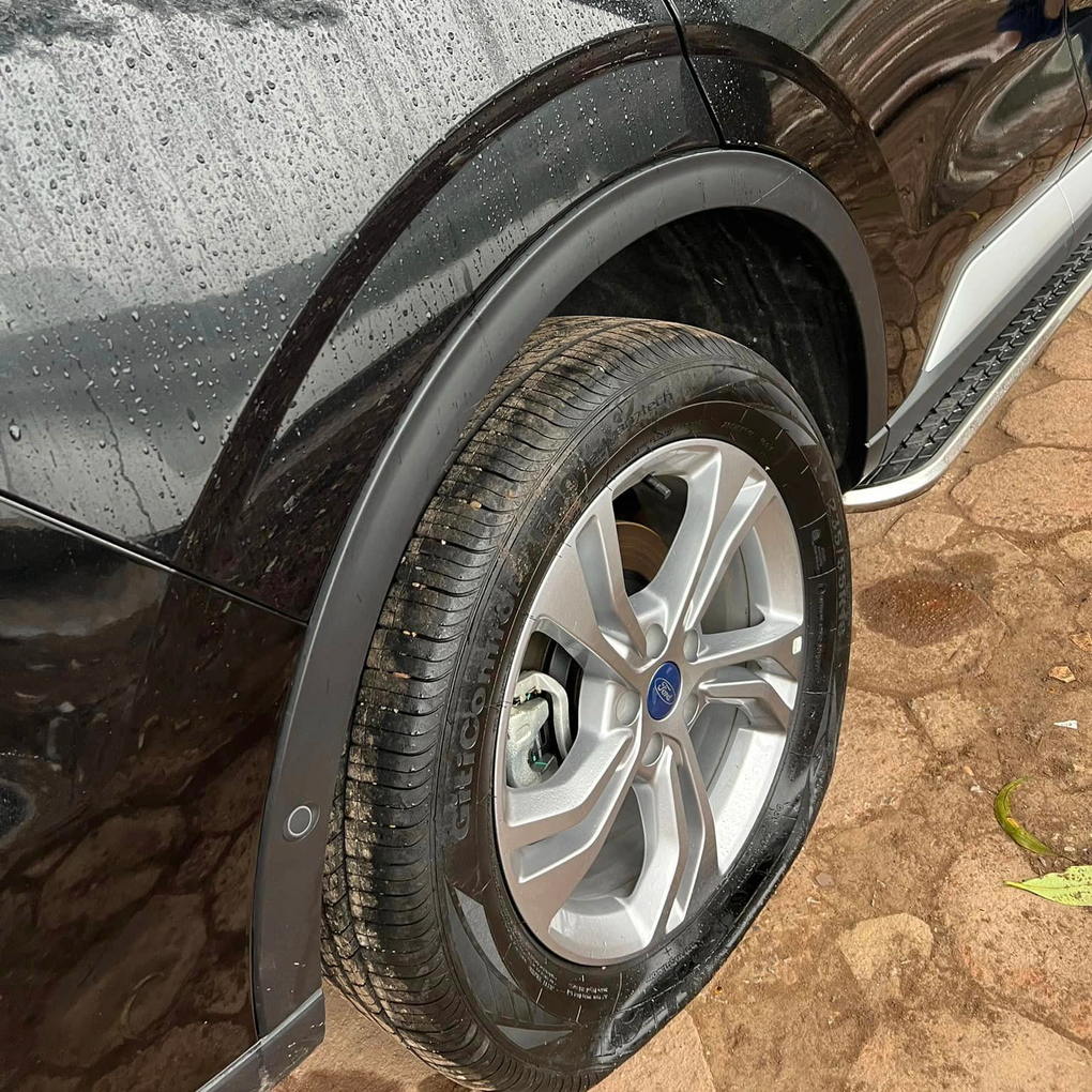 Hàng chục ô tô đỗ trên vỉa hè ở Hà Nội bị rạch lốp trong đêm - 2 Hàng chục ô tô đỗ trên vỉa hè ở Hà Nội bị rạch lốp trong đêm - 2
