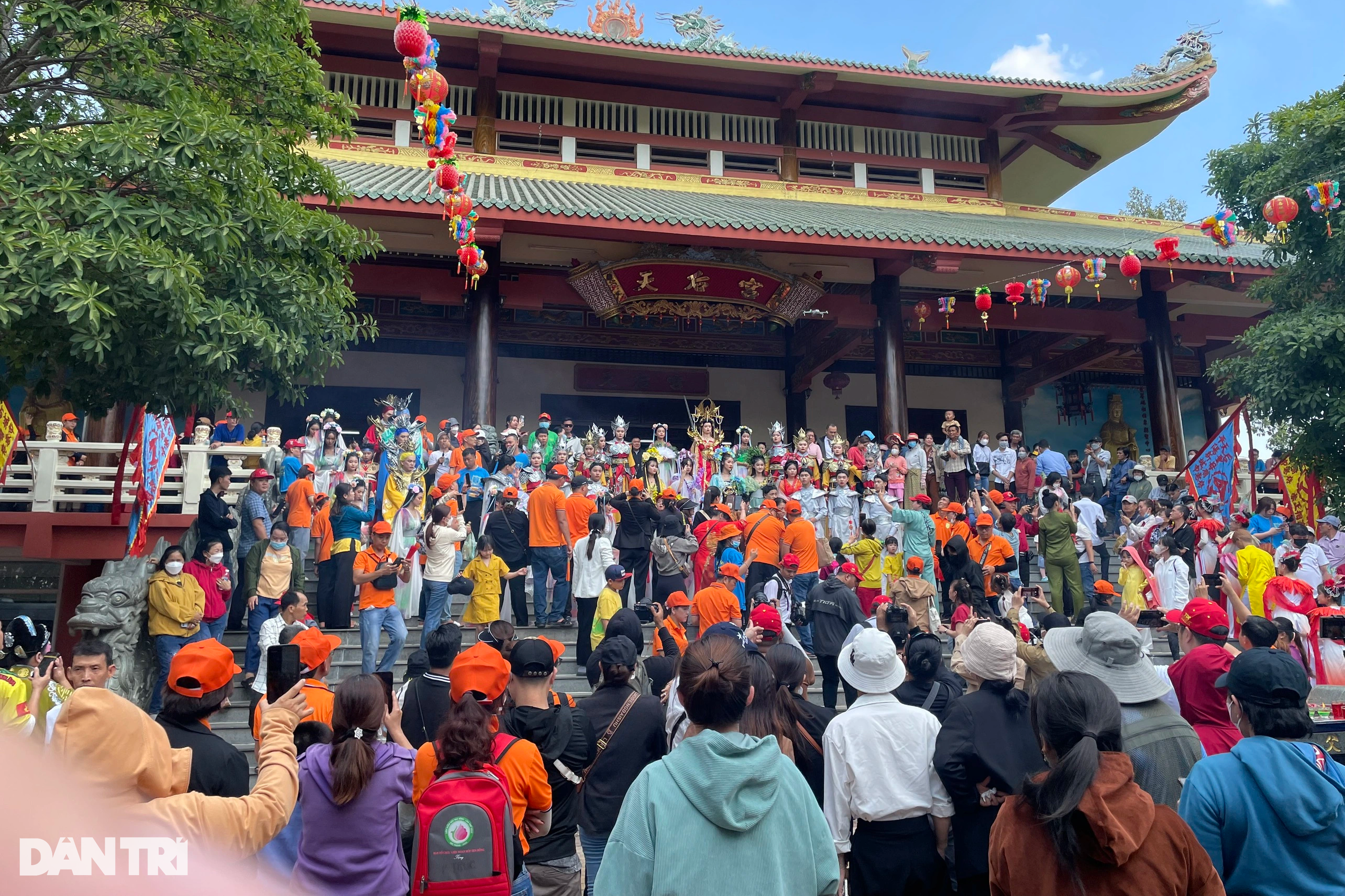 Hàng nghìn người đứng kín hai bên đường xem rước kiệu Bà ở Bình Dương - 1 Hàng nghìn người đứng kín hai bên đường xem rước kiệu Bà ở Bình Dương - 1