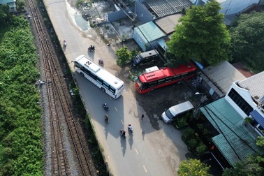 Tuyến đường được xem là điểm nóng về nạn "xe dù, bến cóc" ở TPHCM xuống cấp
