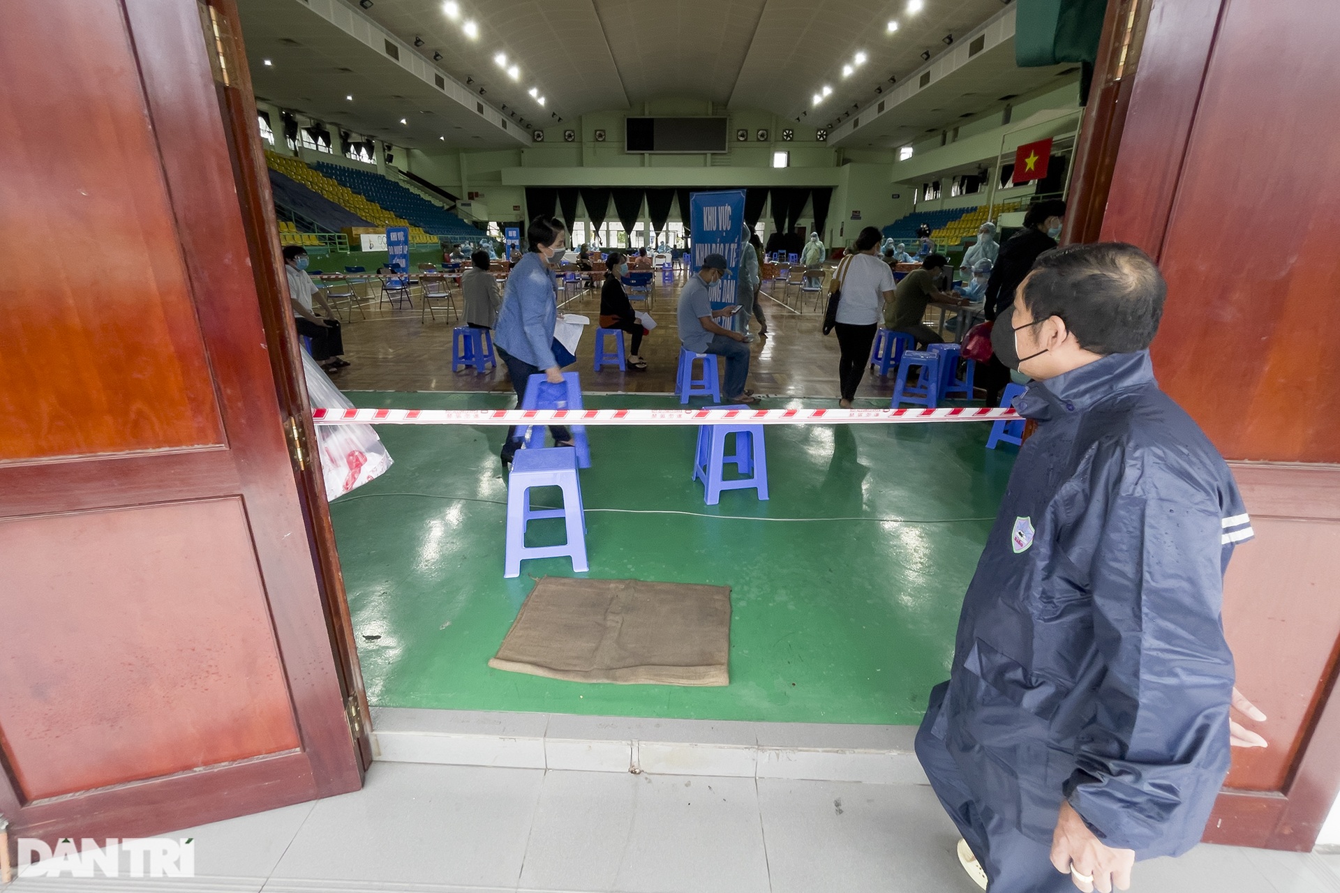 Người dân TPHCM đội mưa lớn đi tiêm vắc xin ngừa Covid-19 đợt 5 - 16 Người dân TPHCM đội mưa lớn đi tiêm vắc xin ngừa Covid-19 đợt 5 - 16