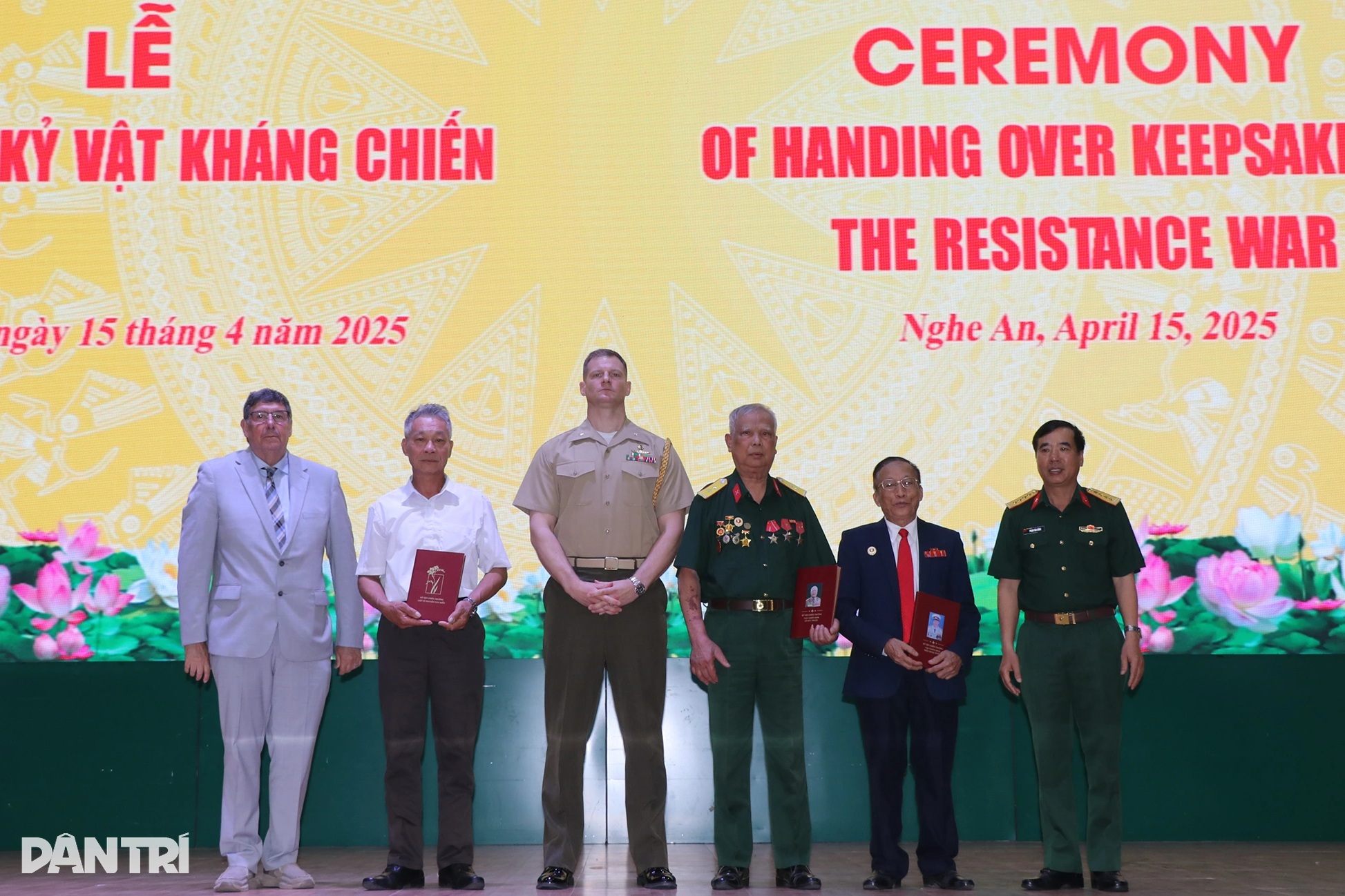 Kỷ vật lưu lạc nửa vòng trái đất trở về với người lính sau 55 năm - 1 Kỷ vật lưu lạc nửa vòng trái đất trở về với người lính sau 55 năm - 1