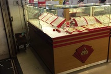 Nhóm thanh niên xông vào tiệm vàng, đập bể kính lấy vàng bỏ chạy