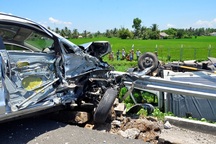 Ô tô 7 chỗ húc xe tải bay khỏi đường cao tốc