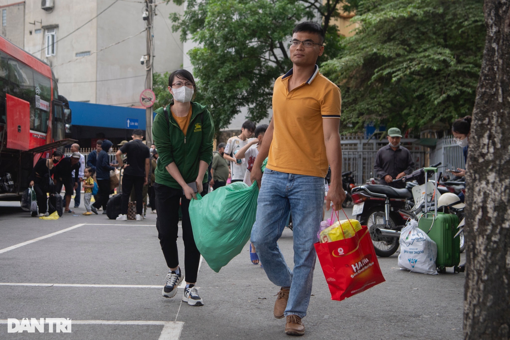 Mnoho řidičů bylo v den, kdy se po svátcích od 30. dubna do 1. května vrátili do Hanoje, překvapeno - 2 Nhiều tài xế bất ngờ trong ngày trở lại Hà Nội sau nghỉ lễ 30/4-1/5 - 2