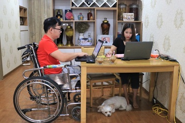 Vợ chồng khuyết tật làm marketing online, tạo việc làm cho hàng trăm người