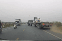 Rùng mình tình huống container vượt xe kiểu "cướp đường" hết sức nguy hiểm