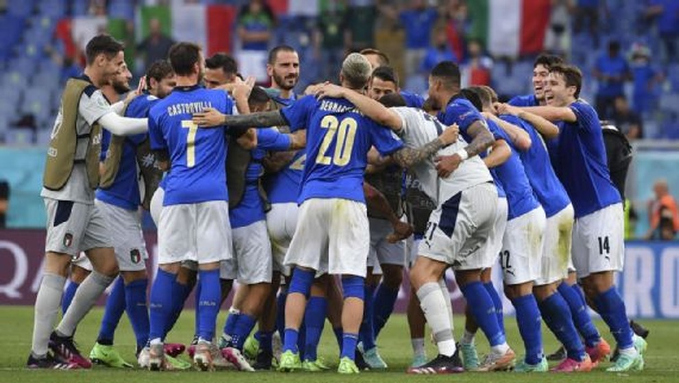 HLV Roberto Mancini gây sốt với pha xử lý bóng tinh tế bên đường biên - 2 HLV Roberto Mancini gây sốt với pha xử lý bóng tinh tế bên đường biên - 2
