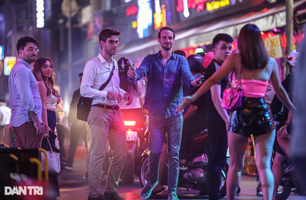 Bay từ Singapore sang Việt Nam để vui chơi ở Bùi Viện - 5 Bay từ Singapore sang Việt Nam để vui chơi ở Bùi Viện - 5