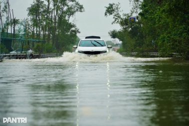 Nhiều tuyến đường ở Hà Tĩnh ngập nước lũ, tài xế ô tô chật vật xoay xở