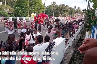 Khoảnh khắc voi bất ngờ nổi điên, tấn công người trong lễ hội