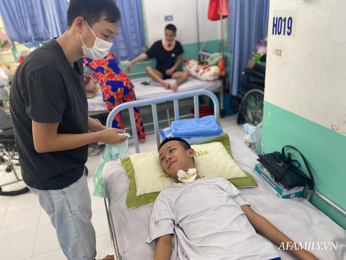 Thương tâm: Bé trai nằm liệt một chỗ sau tai nạn khóc nức nở trên giường bệnh, cha vay hàng trăm triệu đồng cứu con - Ảnh 2. Thương tâm: Bé trai nằm liệt một chỗ sau tai nạn khóc nức nở trên giường bệnh, cha vay hàng trăm triệu đồng cứu con - Ảnh 2.