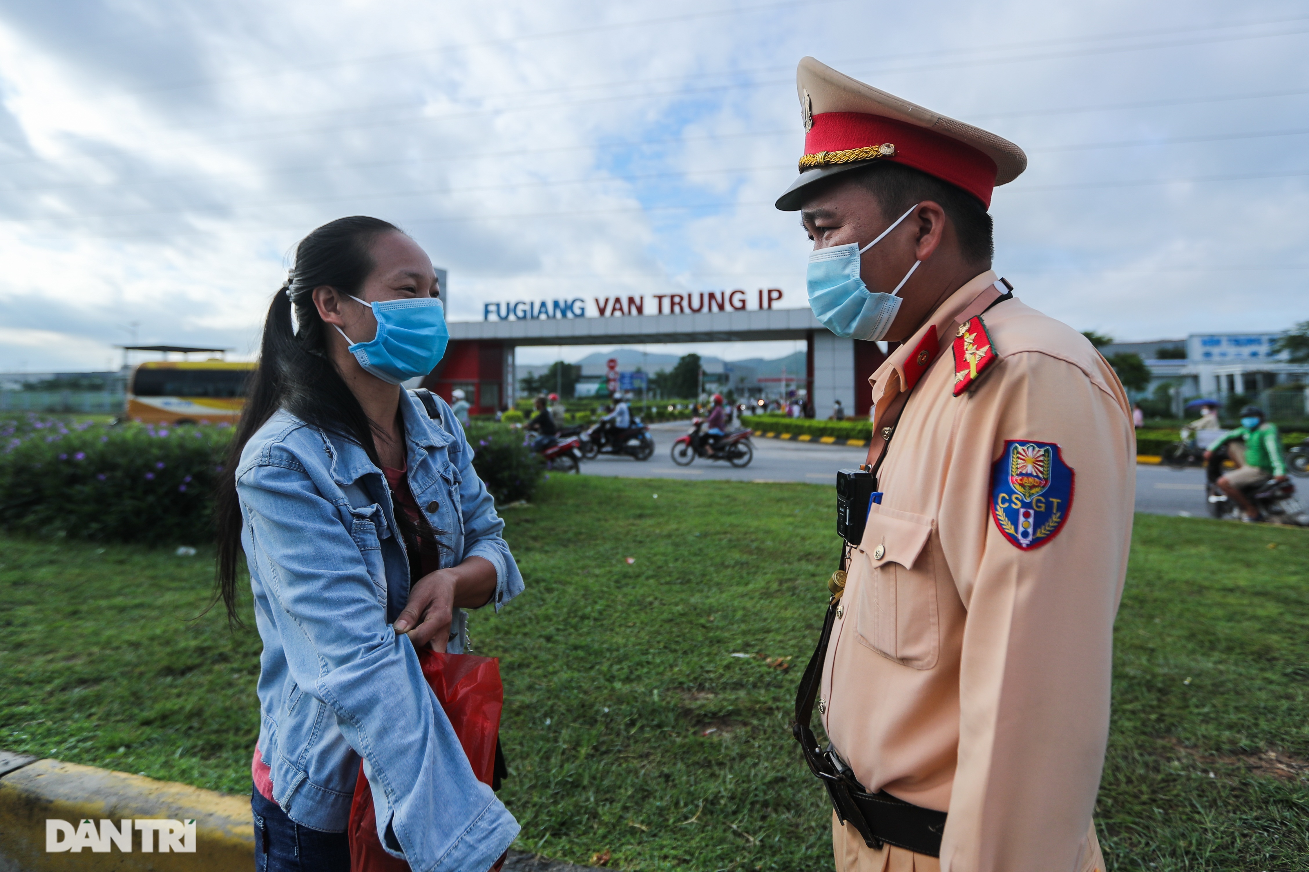 Hàng trăm công nhân ùn ùn băng ngang cao tốc Hà Nội - Bắc Giang - 14 Hàng trăm công nhân ùn ùn băng ngang cao tốc Hà Nội - Bắc Giang - 14