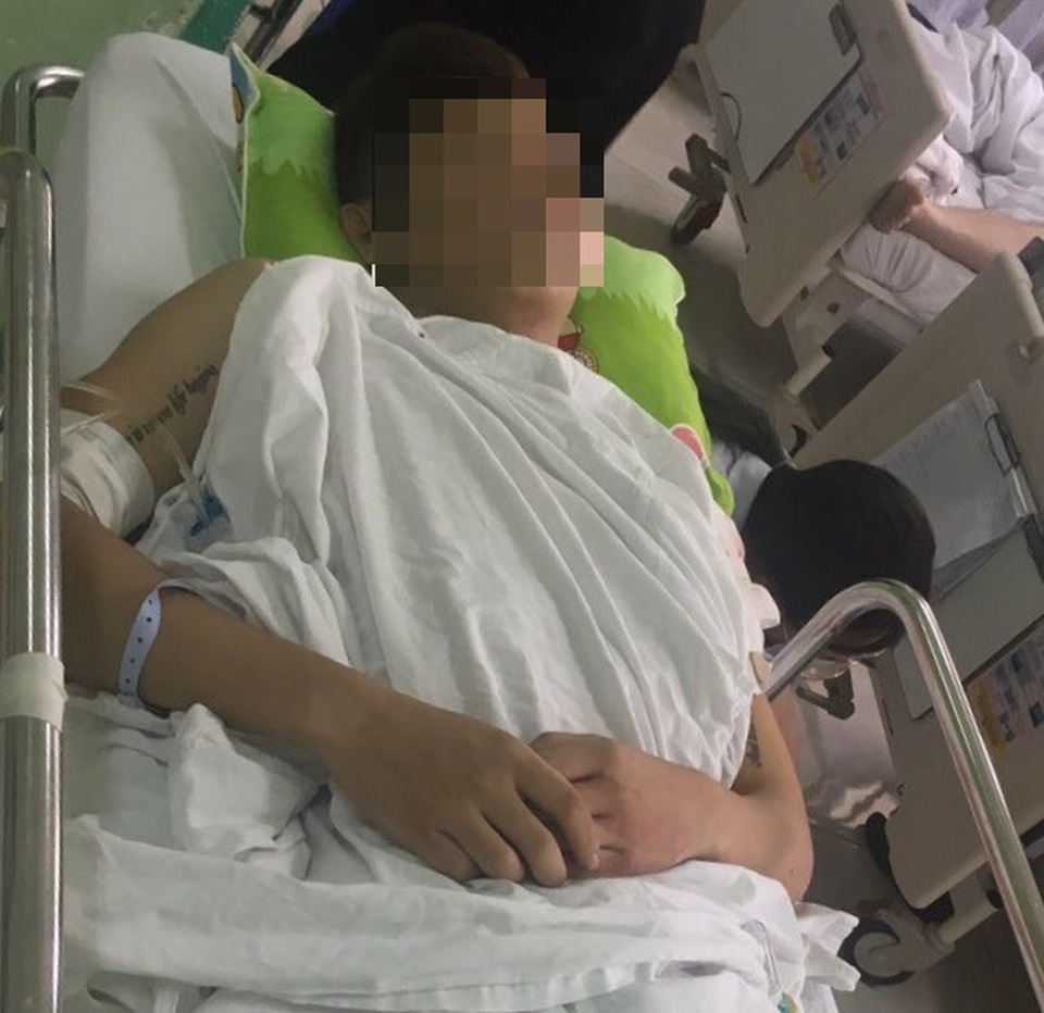 Dừng xe gần trạm BOT, nam thanh niên bị người lạ cầm súng hoa cải bắn - 2 Dừng xe gần trạm BOT, nam thanh niên bị người lạ cầm súng hoa cải bắn - 2