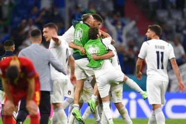 Italia "cuốn phăng" Bỉ: "Con quái vật" màu Thiên thanh