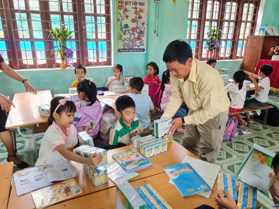 Hơn 3 tỷ đồng quà tặng được Vinasoy hỗ trợ học sinh vùng bão lũ tới trường - 4 Hơn 3 tỷ đồng quà tặng được Vinasoy hỗ trợ học sinh vùng bão lũ tới trường - 4