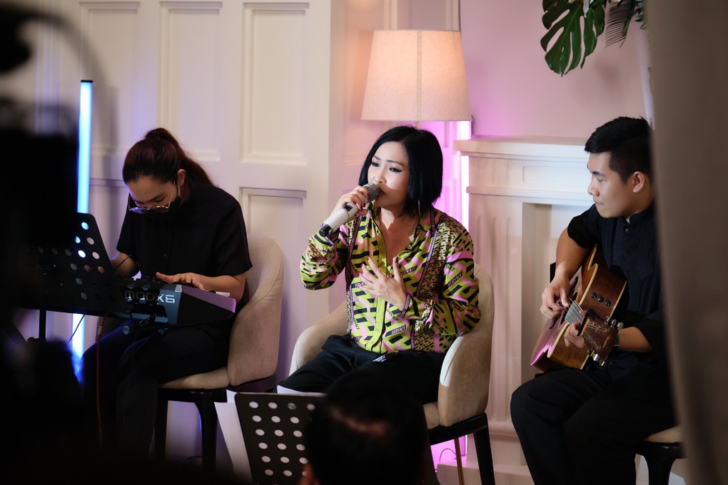 Phương Thanh kể về năm 17 tuổi sang Campuchia hát vũ trường cát-xê 400 USD - 3 Phương Thanh kể về năm 17 tuổi sang Campuchia hát vũ trường cát-xê 400 USD - 3