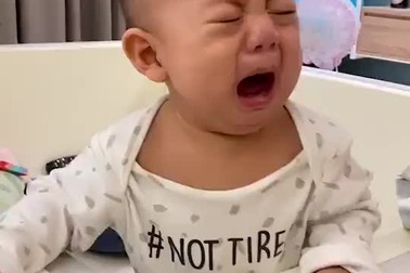 Một giải pháp đơn giản và đầy hài hước để dỗ trẻ khóc