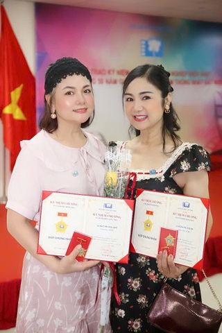 NSND Thu Quế nắm chặt tay NSƯT Phạm Cường, nhận kỷ niệm chương điện ảnh - 3