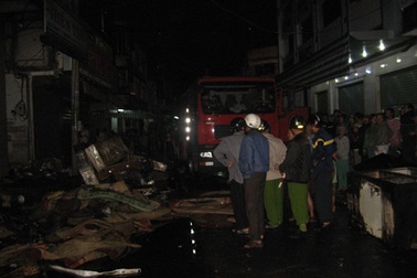 Cháy sát chợ giữa cơn mưa xối xả