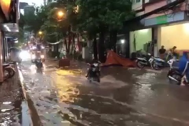 Xe máy lội nước trên phố Trần Bình