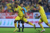 Thủng lưới ở phút bù giờ, Nam Định hòa đáng tiếc với Hoàng Anh Gia Lai