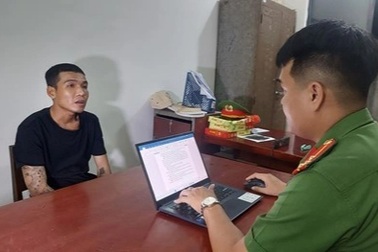 Tên cướp bắt chủ nhà lột đồ để chụp ảnh khỏa thân