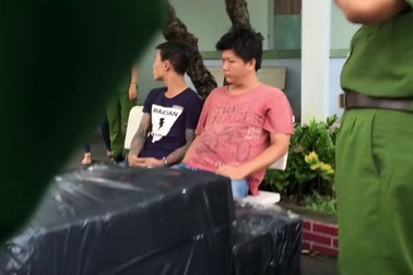 CSGT chặn bắt đối tượng nguy hiểm vận cả ôtô thuốc lá lậu