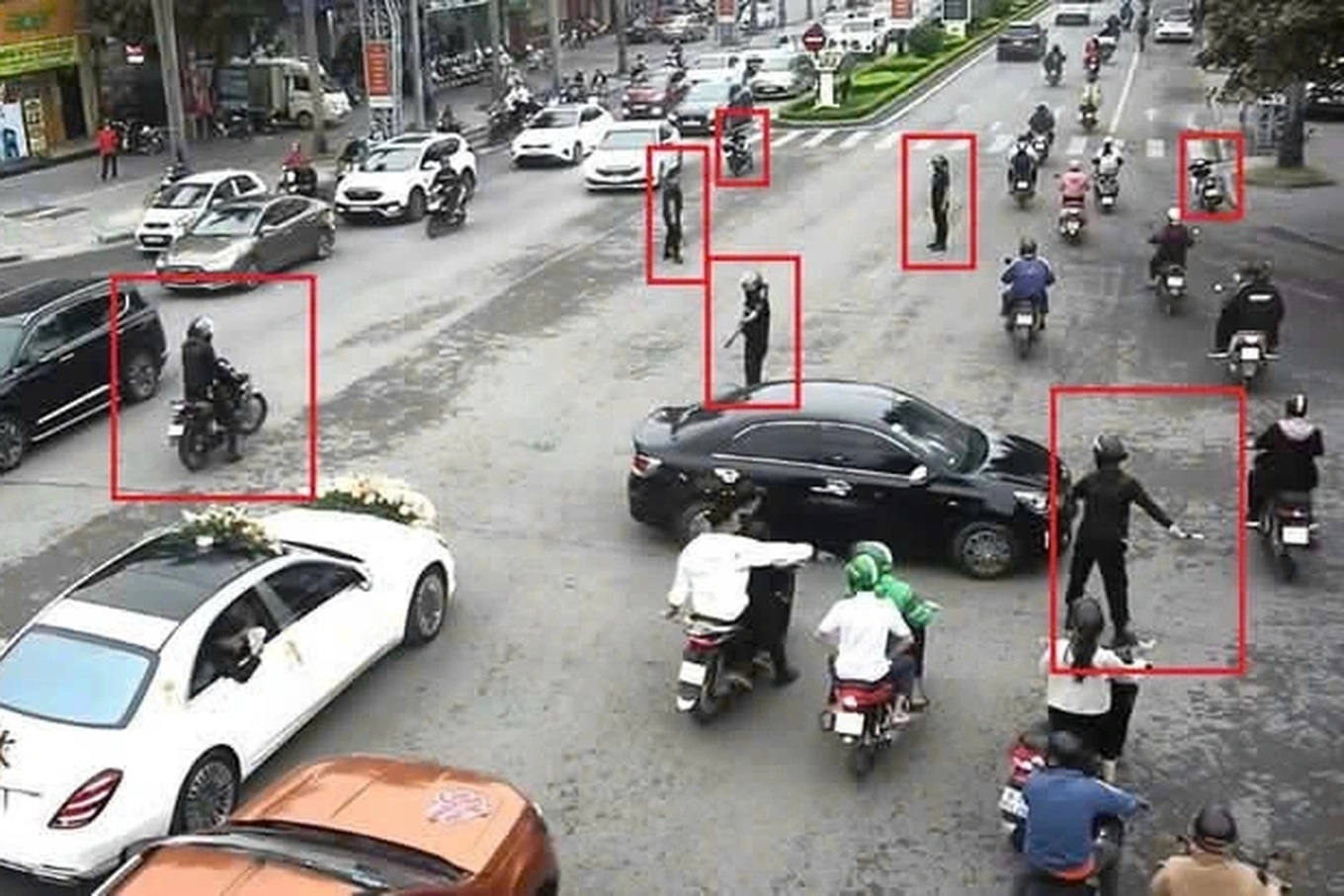 Outros seguranças que dirigiam o trânsito de carros de luxo que iam para um casamento em Thanh Hoa se entregaram - 2 Thêm vệ sĩ phân luồng cho đoàn xe sang đi đám cưới ở Thanh Hóa ra đầu thú - 2