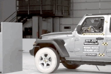 Jeep Wrangler bất ngờ bị lật trong bài thử nghiệm va chạm