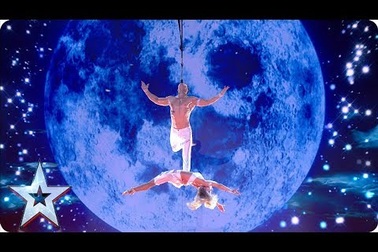 Múa uốn dẻo thăng bằng trên không ngoạn mục