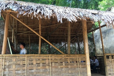 Xót xa phòng học phên nứa dột nát, không điện bên bờ sông Mã