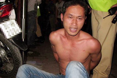 Nam thanh niên cởi trần, thách công an… nổ súng