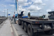 Cuộn thép trên rơ-moóc rơi xuống mặt cầu Đồng Nai, kẹt xe hơn 5km