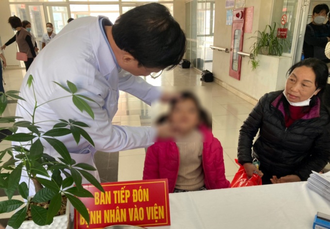 Bác sĩ khám sàng lọc cho trẻ bị dị tật tại vùng mặt sáng 13/12 tại tỉnh Bắc Kạn.