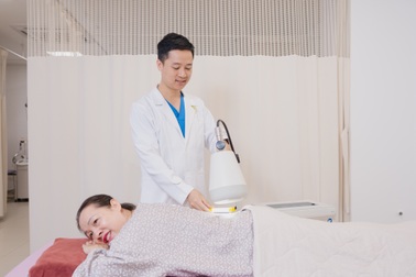 Ba sóng năng lượng cao điều trị đau lưng không lạm dụng thuốc