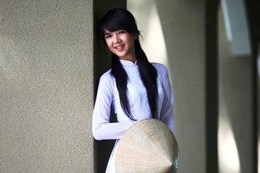 Thiếu nữ khoe sắc trong áo dài trắng tinh khôi