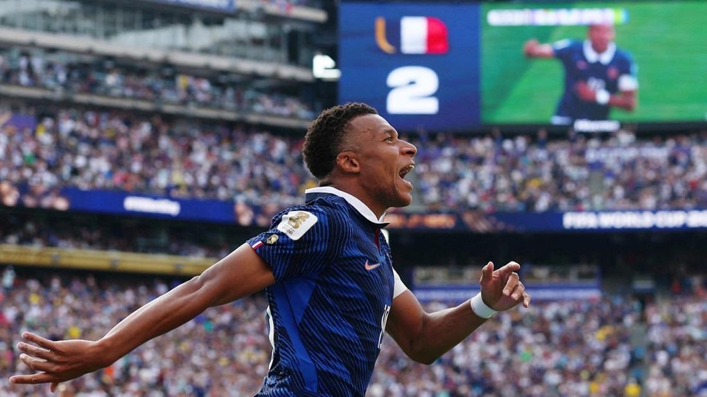HLV Deschamps cúi người, thể hiện sự thán phục với Mbappe - 3