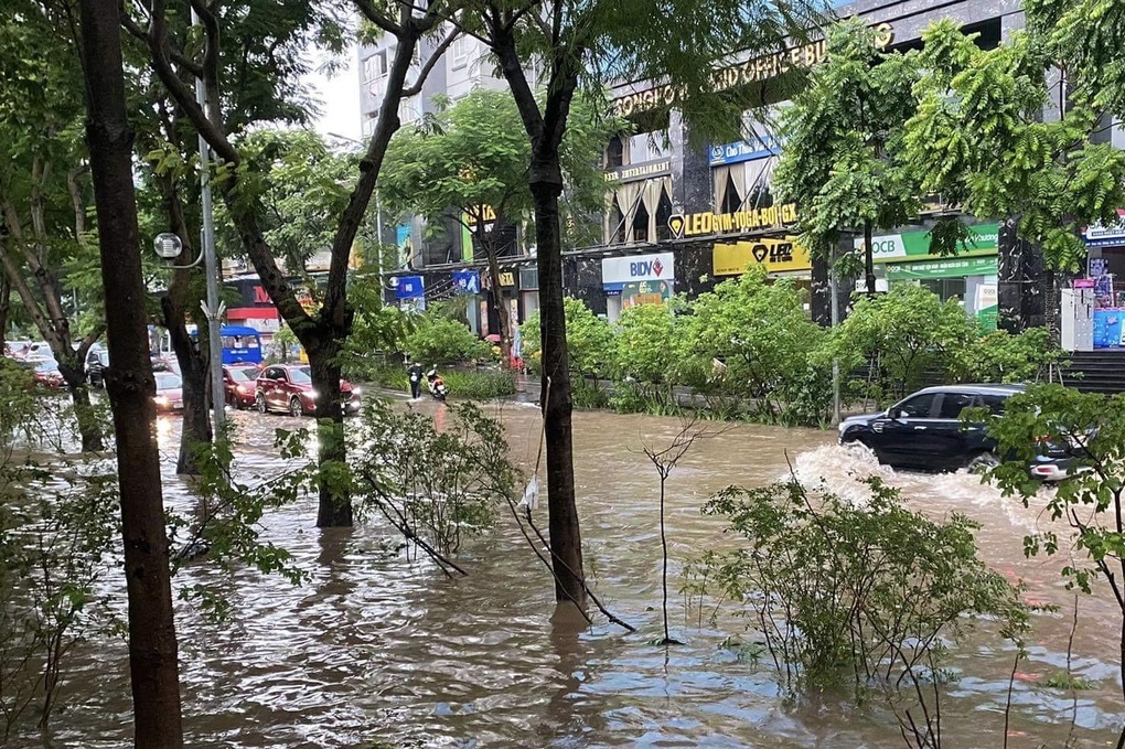 Đường phố Hà Nội thành sông sau trận mưa suốt đêm - 11 Đường phố Hà Nội thành sông sau trận mưa suốt đêm - 11